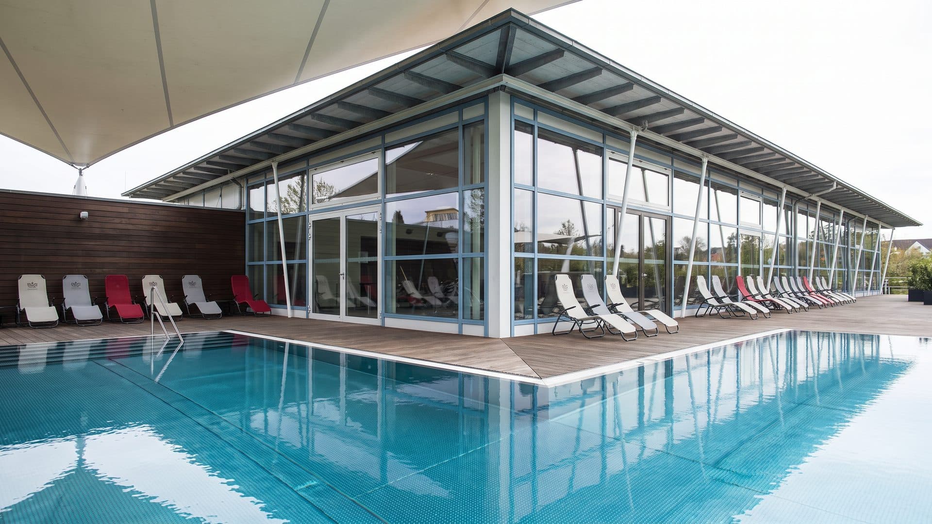 The pool hall of the Altmuehltherme with loungers along its glazed wall