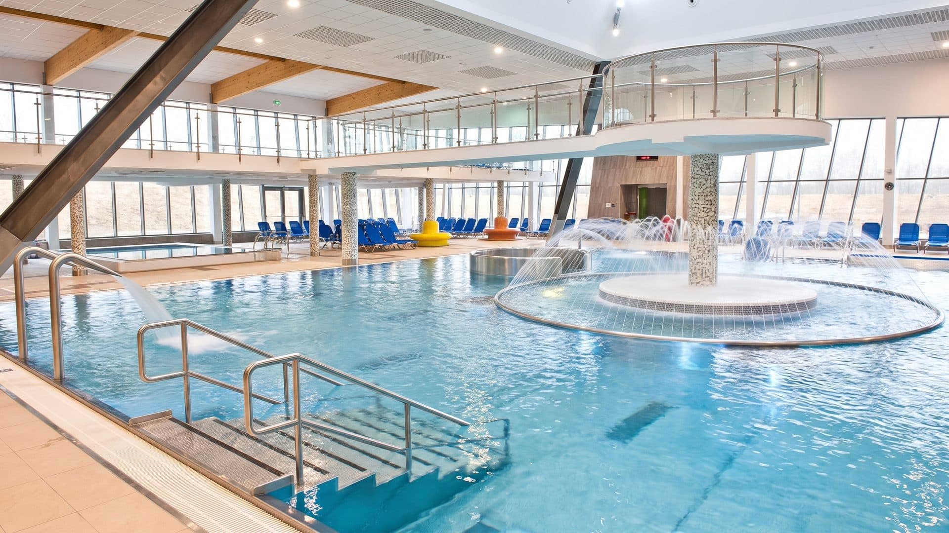 The pool of Aquarelax with its fountain column under the hall roof