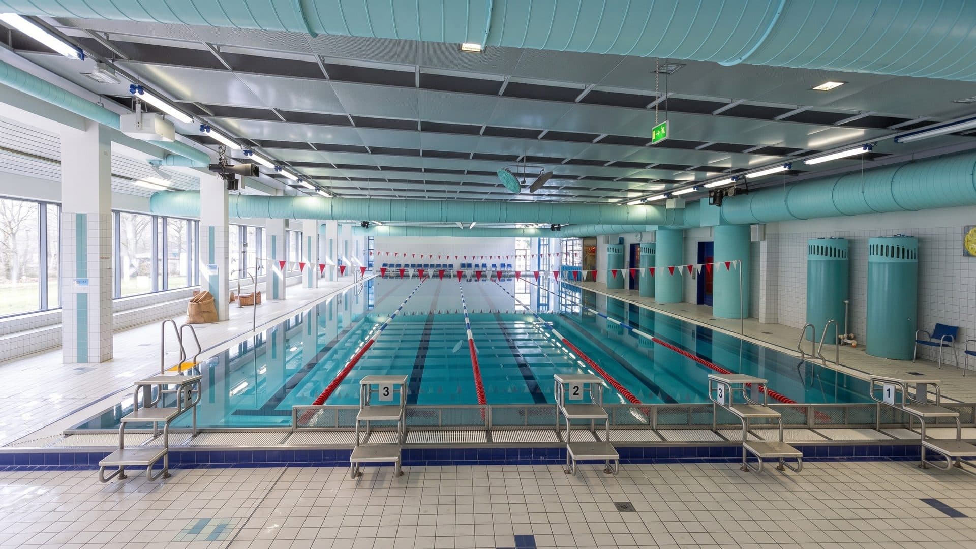The lane pool of the baff-bad in Eberswalde with starting blocks and pale green columns along the hall