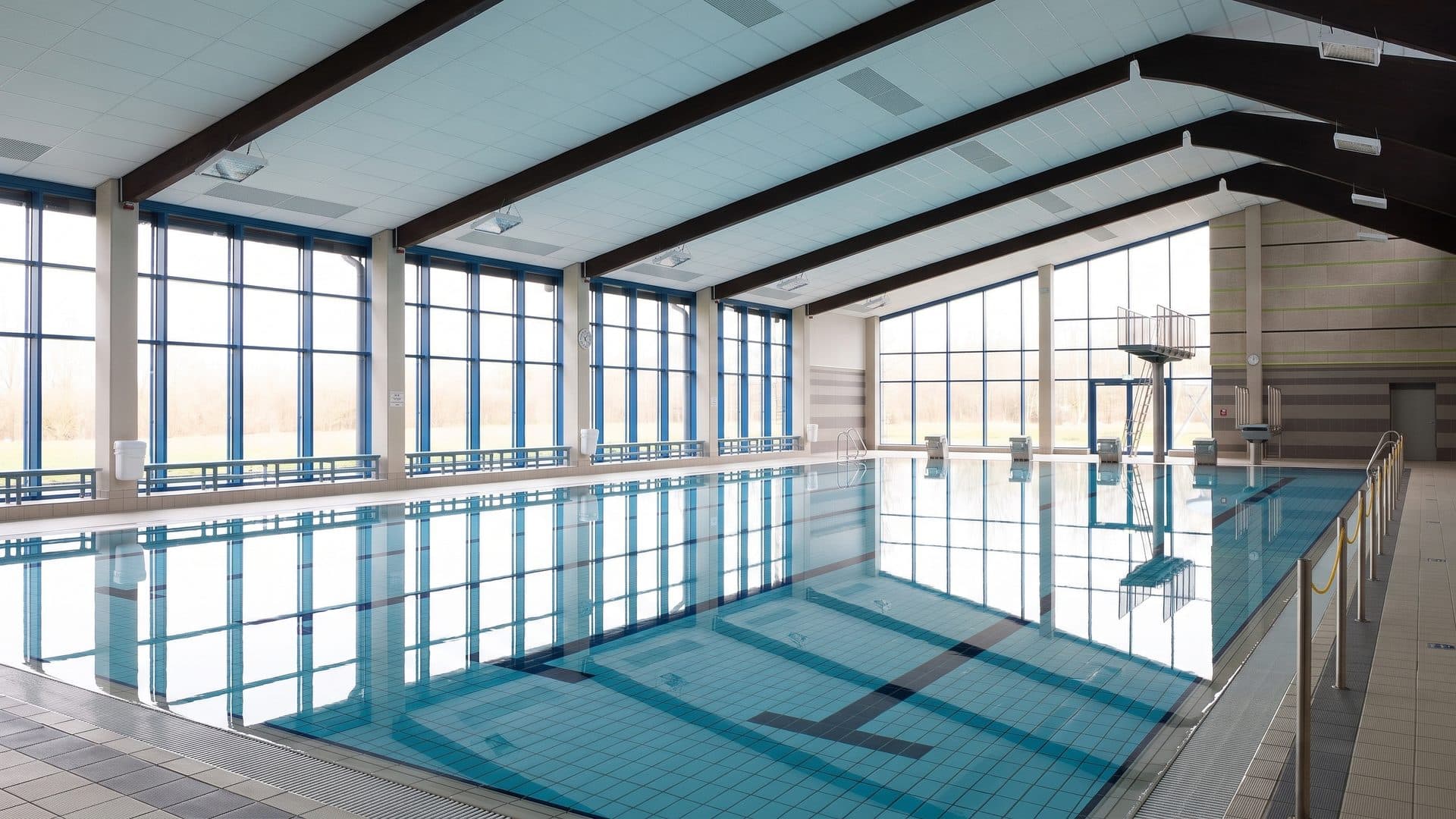The pool hall of the Erftlagune with its glazed wall and roof structure