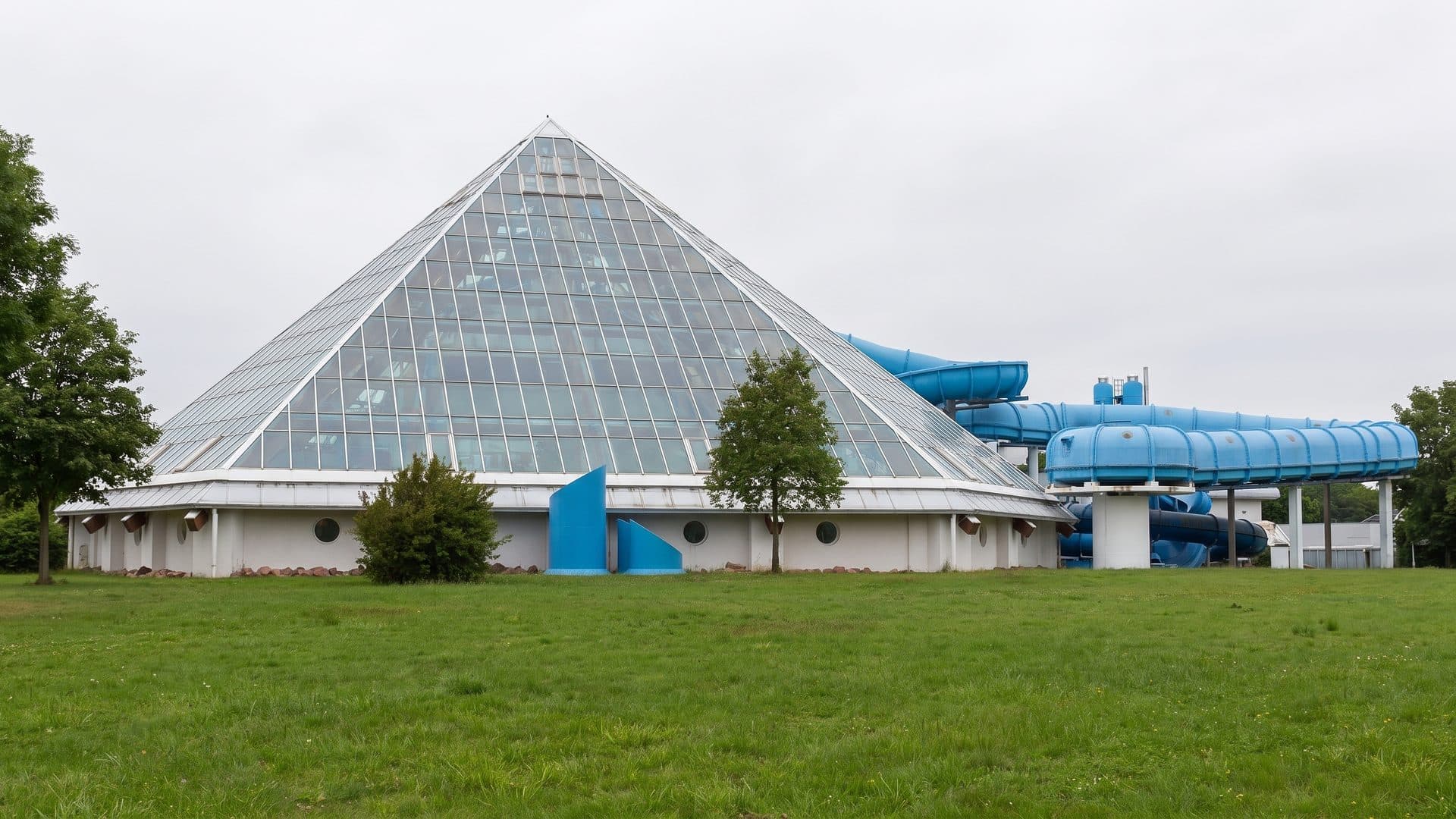 The glass pyramid of Freizeitbad Riff with its slide tubes on the flank
