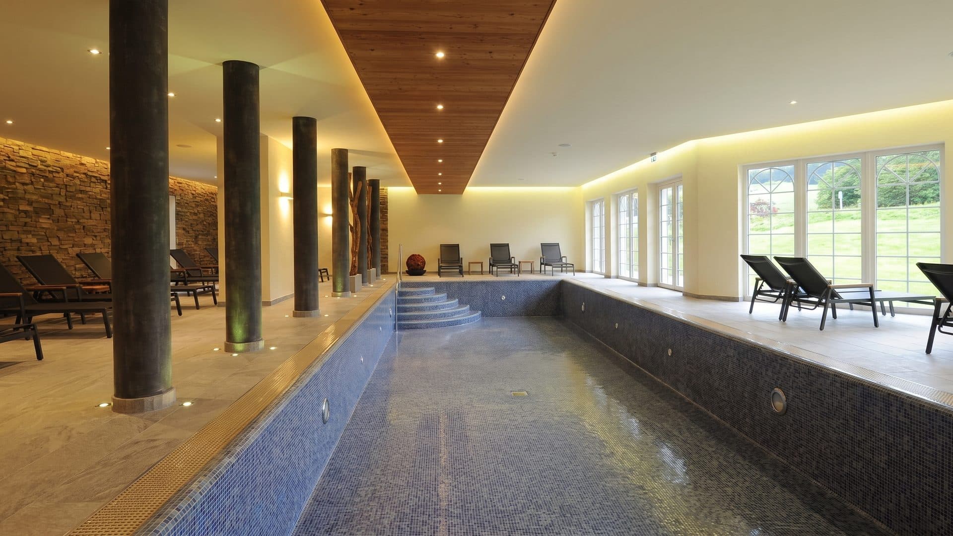 The empty indoor pool of the Pfalzgrafenweiler leisure baths between its columns and window wall