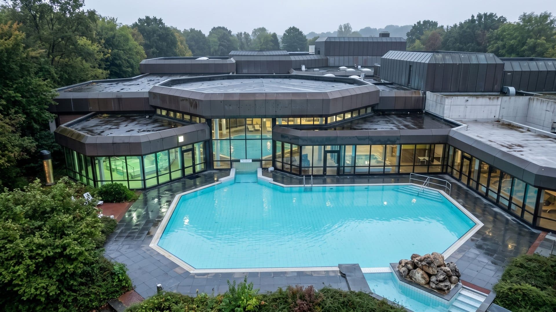 The angular outdoor brine pool of the Hellweg-Sole-Thermen before the low glazed octagonal bath building