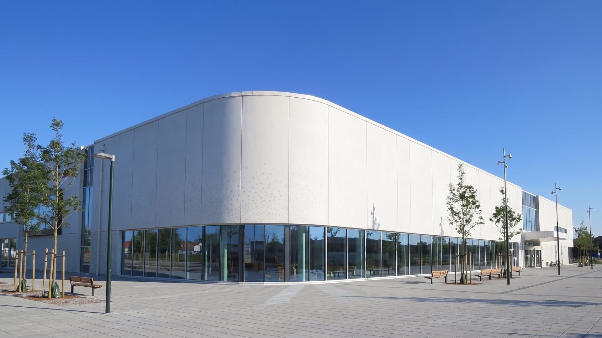 The white hall of Hylliebadet above its glazed ground floor on the forecourt