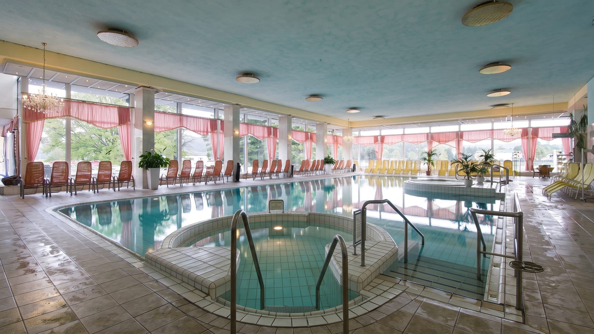 The pool hall of the Kristall Rheinpark Therme in Bad Honningen, with its round whirlpool basin and tall windows