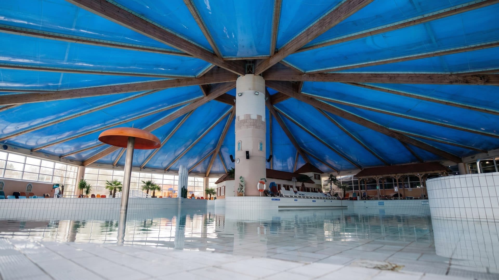 The brine pool at the Kristall Sauna-Wellnesspark in Bad Klosterlausnitz under its blue tented roof and central tower