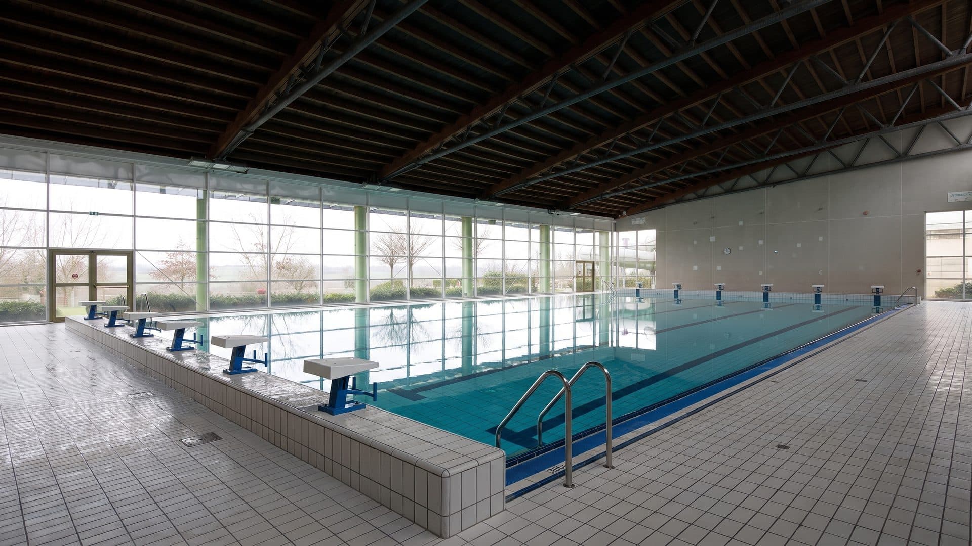 The pool of l-Oceanide under its timber roof beside the glazed wall