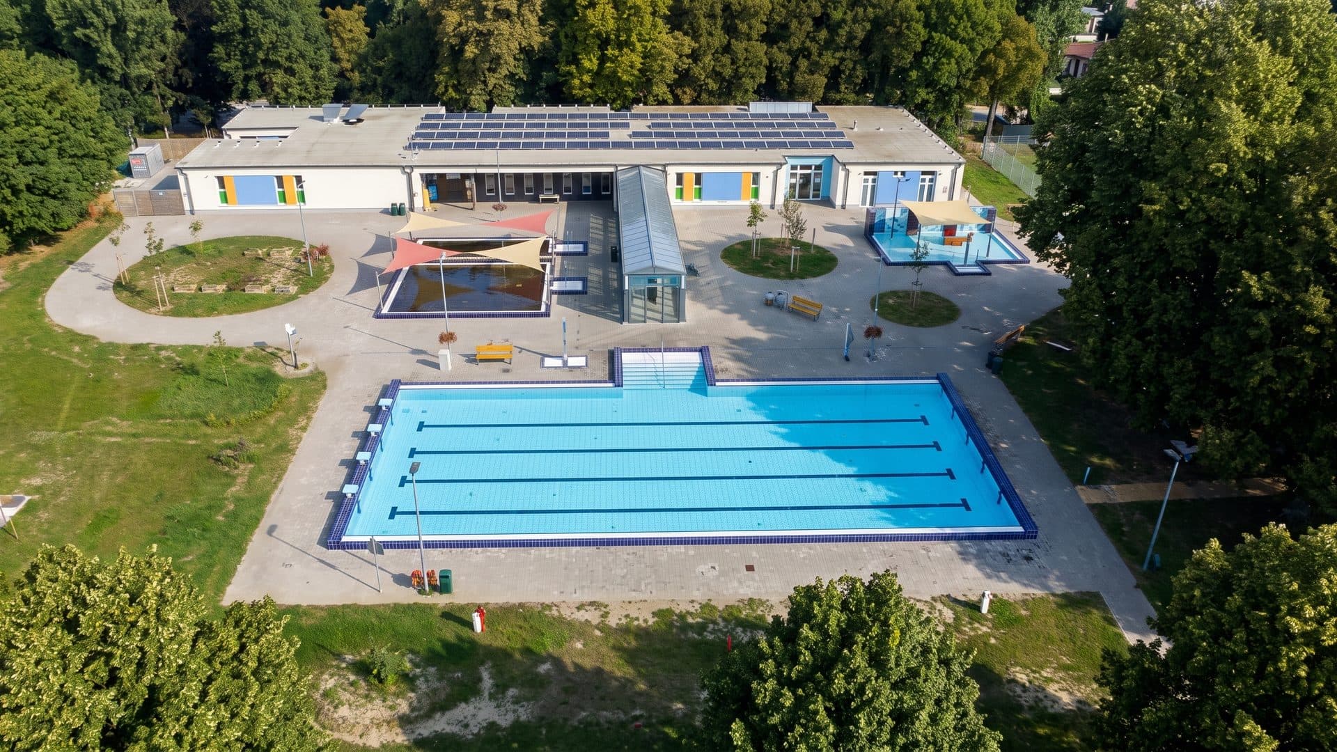 The Nagyszenas park baths from the air: outdoor pools and lawns among the trees