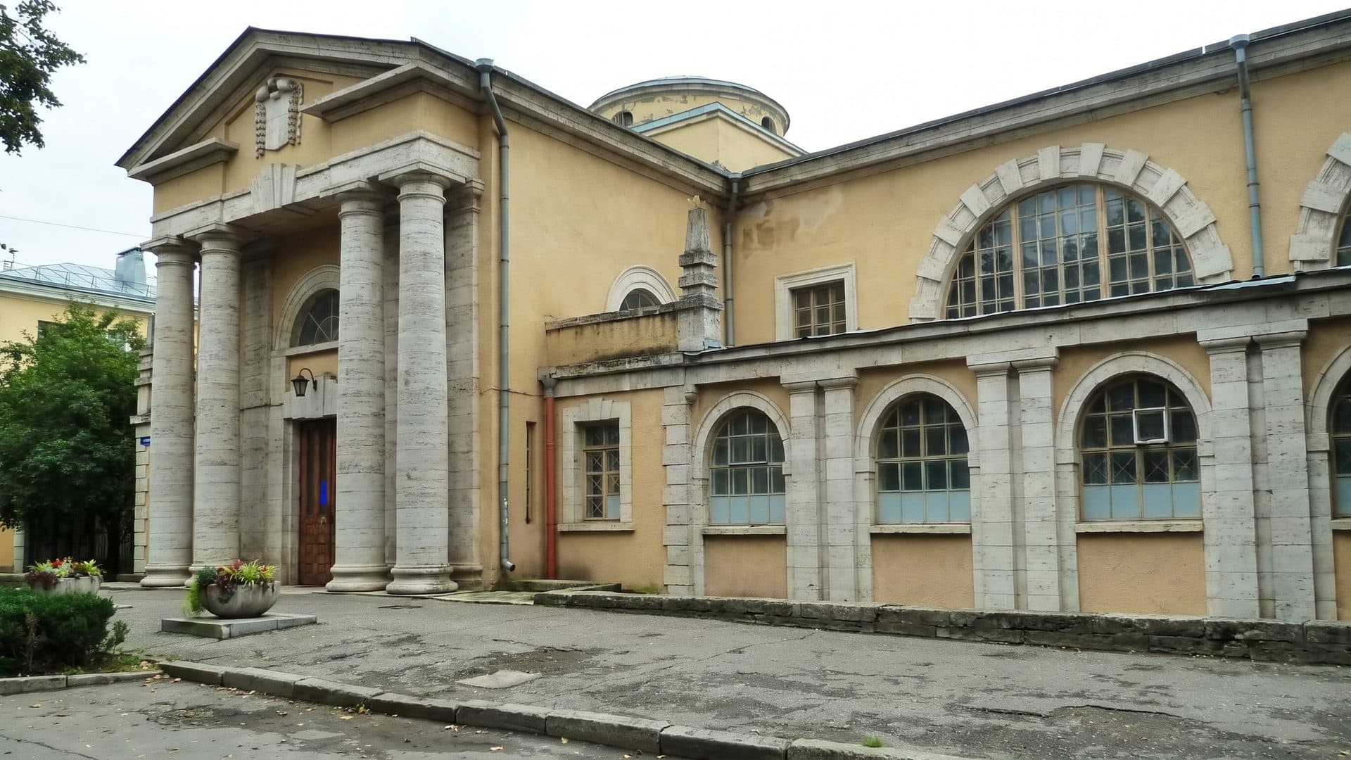 The columned bath house of the Pyatigorsk baths seen along its arcaded wing from the corner