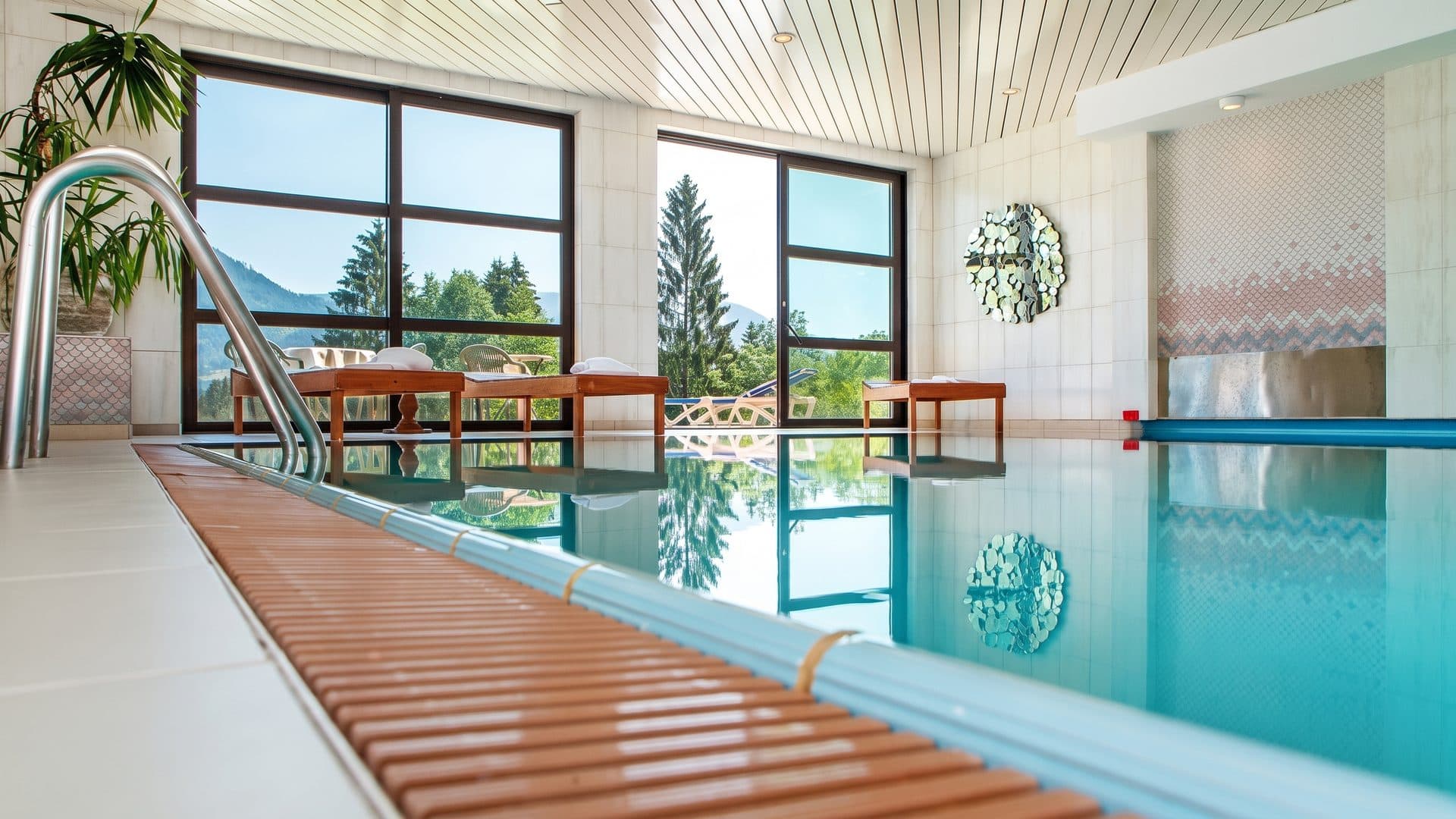 The indoor pool of the Ramsau bathing paradise along its window wall
