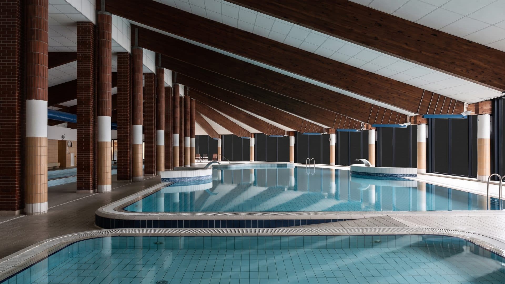 The pool of the Spa Centrum between its brick columns under the dark ceiling
