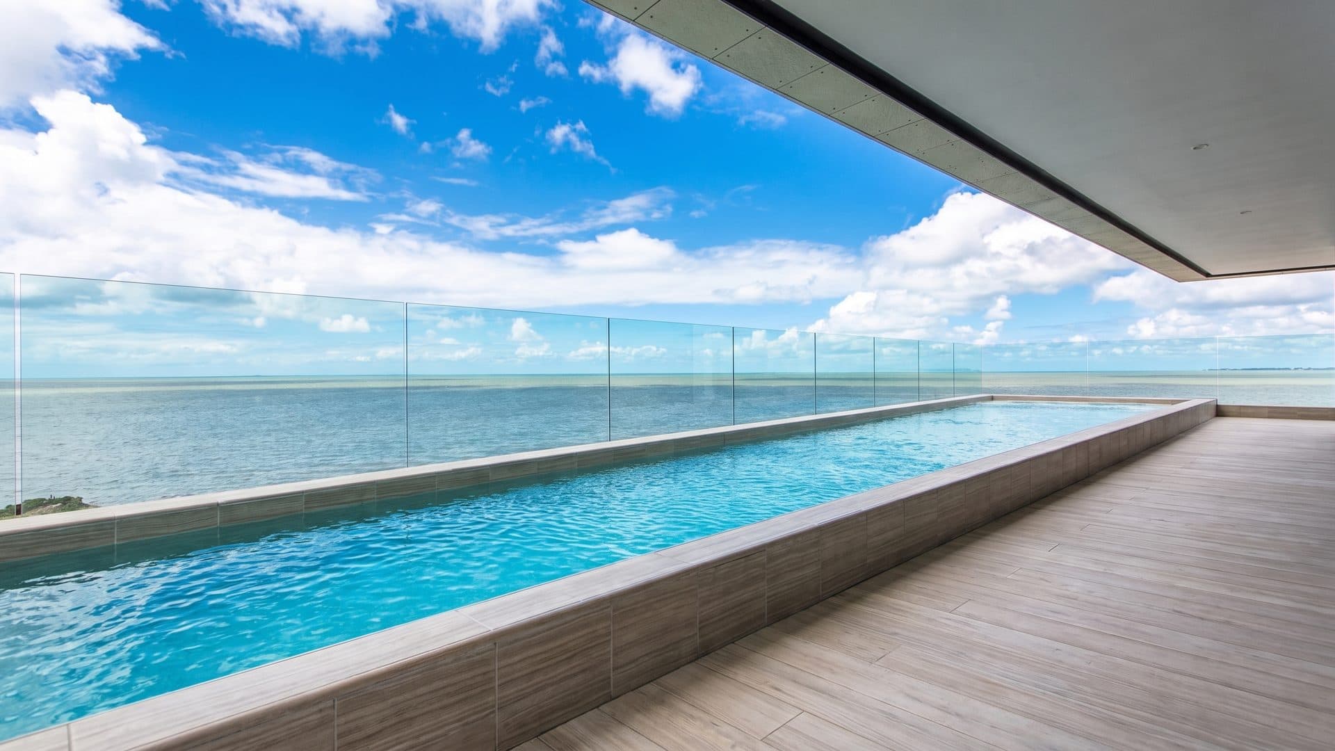 The seafront pool of the Spa Nuxe running level with the horizon above the ocean