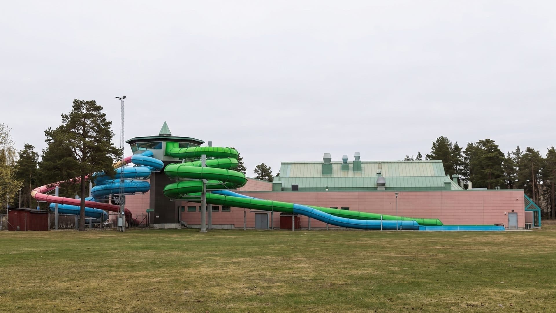 The front of Storsjobadet with its slide tubes running down the building