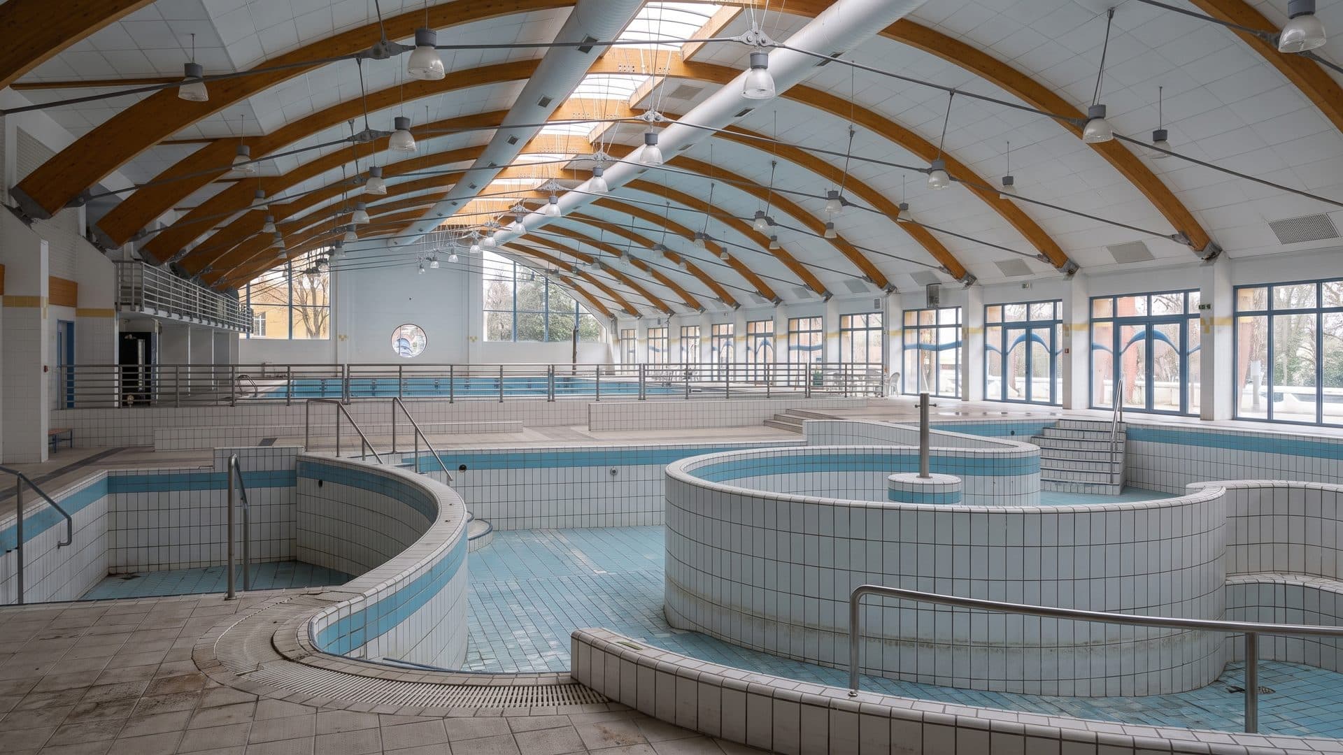 The pools of the Szent Klara thermal bath in Szarvas under their arched roof