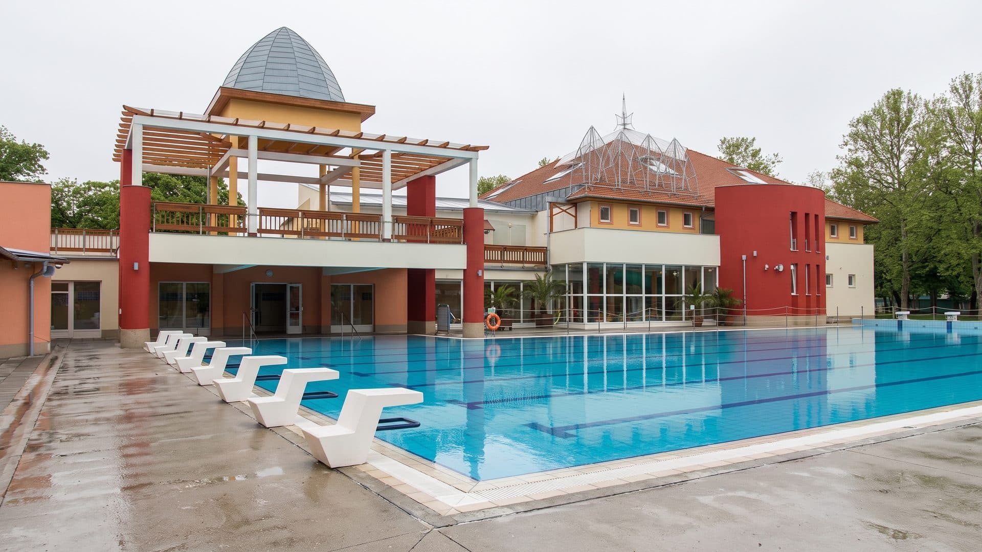 The outdoor pool of the Szent Erzsebet baths in front of the bath building