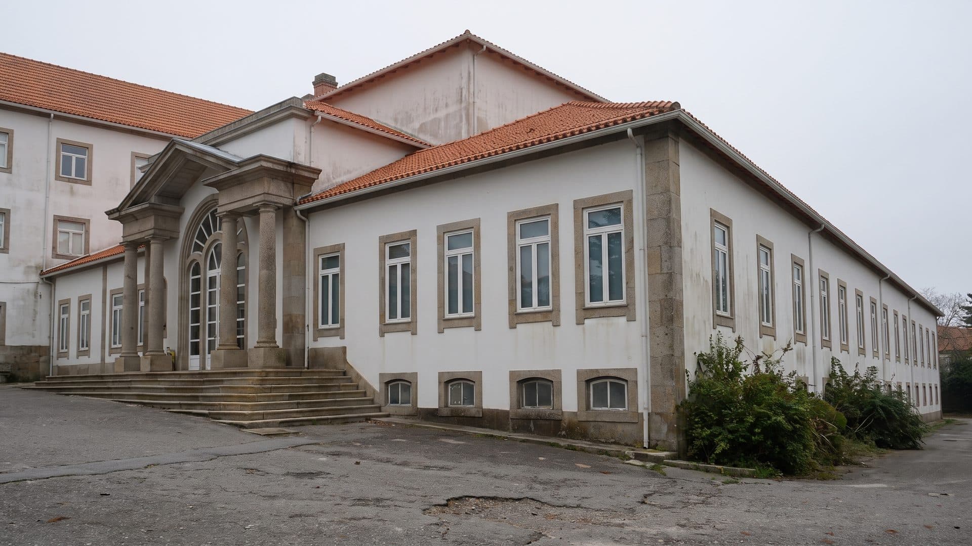 The neoclassical bath house at Termas de Entre-os-Rios seen along its front from the corner