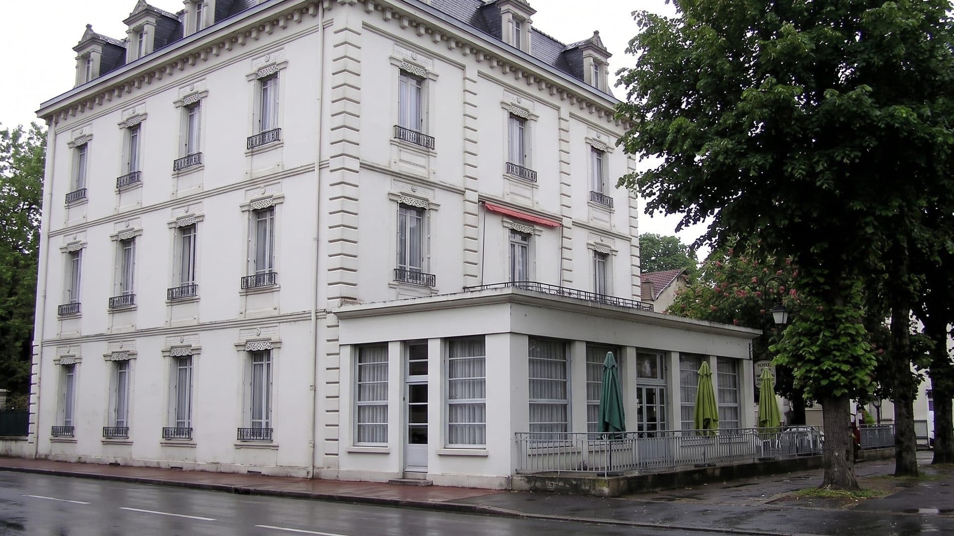 The thermal building of Bourbon-l-Archambault seen from the street