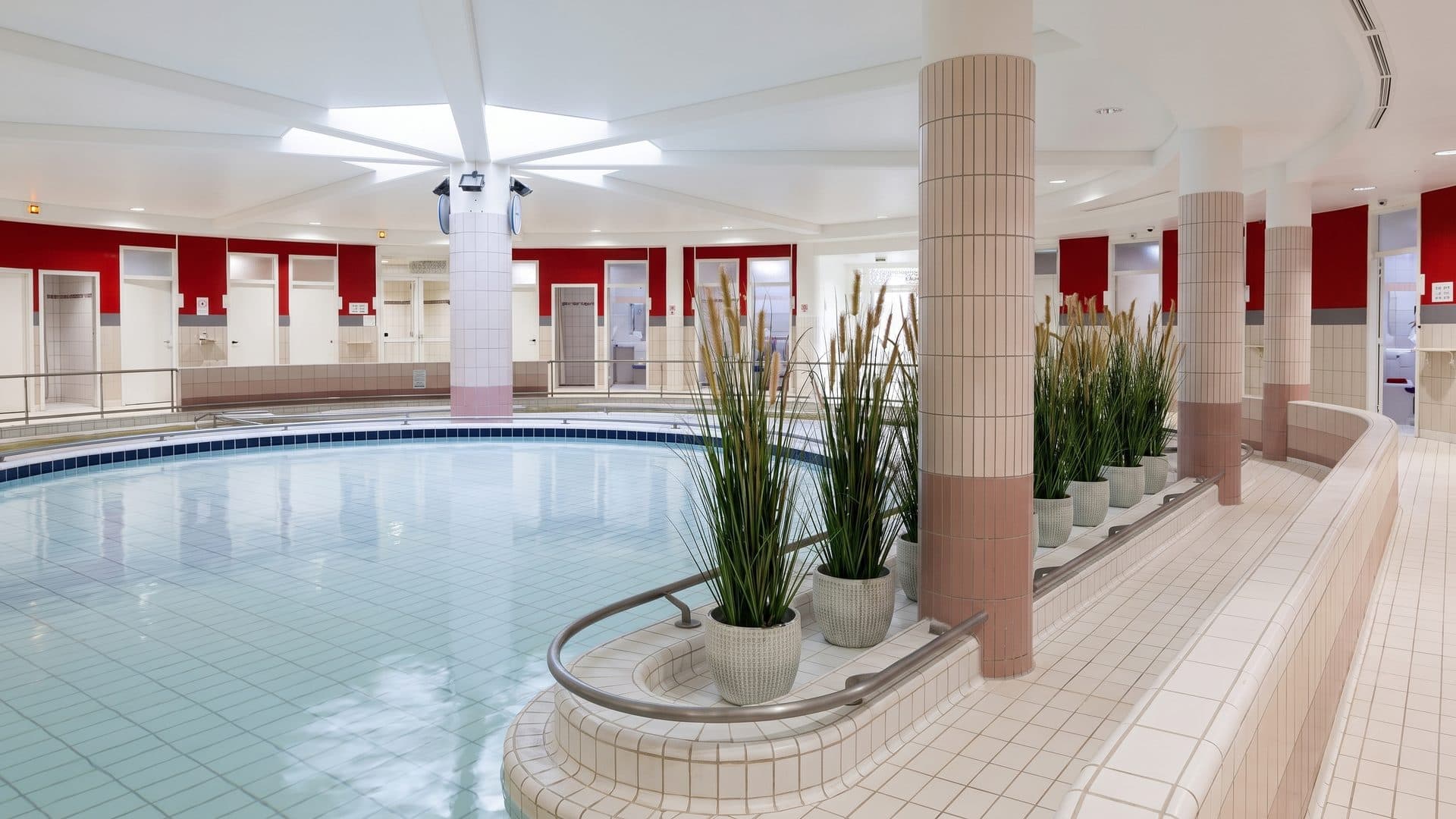 The thermal hall at Rochefort with its planters and columns along the empty pool