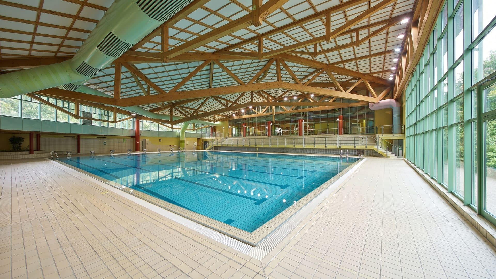 The sports pool of the Wasserparadies under its pitched timber roof